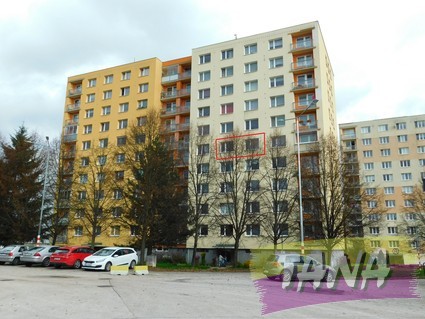 Byt 2+kk v 5. patře panelového domu v Trutnově - Fotka 1