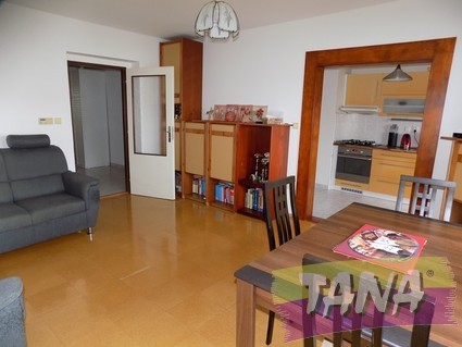 Prodej prostorné a velmi pěkné bytové jednotky 3+1 v osobním vlastnictví ve městě Nymburk.  - Fotka 1
