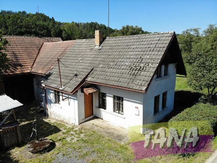 K prodeji starší vesnické stavení v obci Podtýn nedaleko Rovenska pod Troskami. - Fotka 1