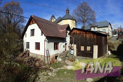 Nabízíme k prodeji starší RD v započaté rekonstrukci v obci Loučky v Českém ráji. Pozemek 626m2 - Fotka 1