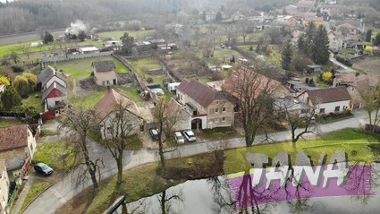 Nabízíme k prodeji vícegenerační vesnický rodinný dům s pěknou zahradou v obci Horní Beřkovice - Fotka 1