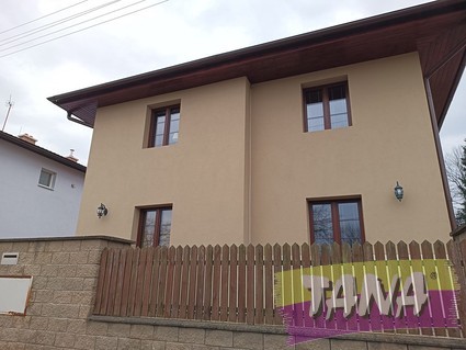 Prodej rodinného domu o dispozici 6+1 s prostornou garáží ve městě Úvaly, okr. Praha - Východ - Fotka 1