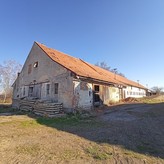 Prodej bývalé zemědělské budovy vhodné k adaptaci s pozemkem v obci Dolní Chvatliny, Mančice. 