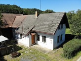 K prodeji starší vesnické stavení v obci Podtýn nedaleko Rovenska pod Troskami.