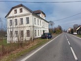 Objekt s byty a komerčními prostory, nacházející se v obci Královec